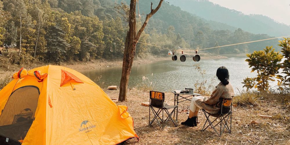 Quanh hồ Núi Bàu rất lý hợp để tổ chức cắm trại, check-in (Ảnh: Travellive)