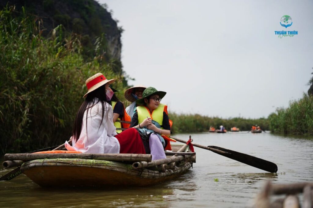Trải nghiệm chèo thuyền lênh đênh trên “vịnh không sóng”