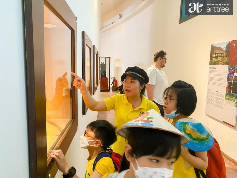 Trải nghiệm tham quan không gian mỹ thuật cùng giáo viên hướng dẫn (Ảnh sưu tầm)