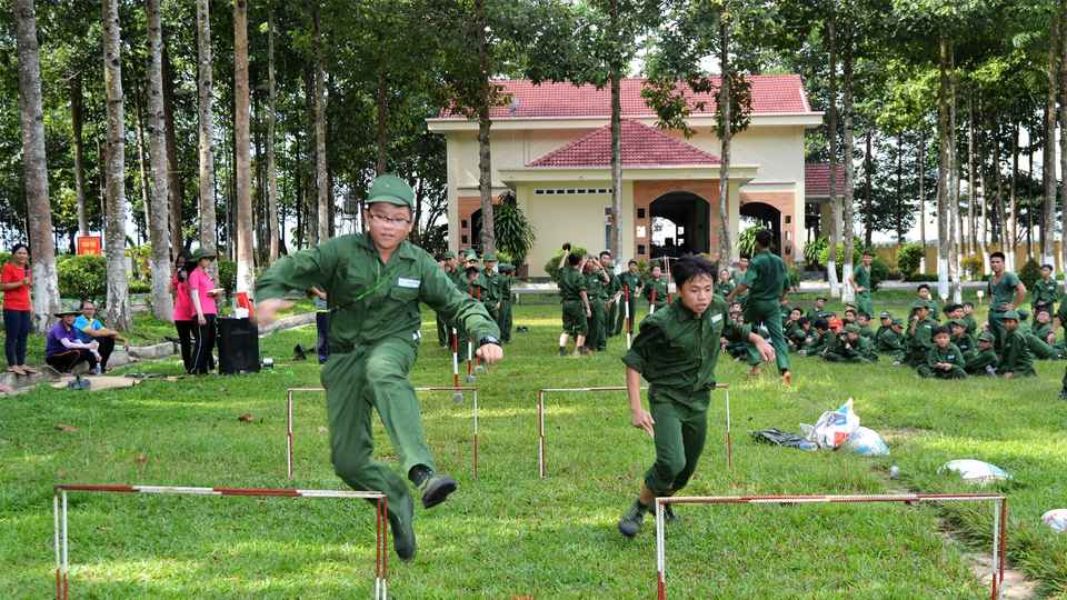 Hoạt động rèn thể lực trong trại hè quân đội giúp trẻ tăng cường sức khỏe và ý chí.