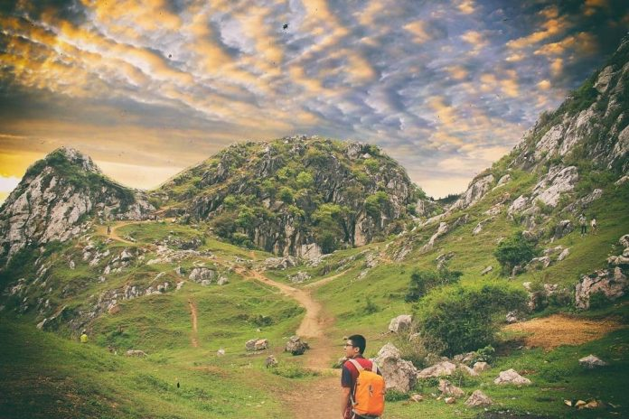 trekking tại núi trầm