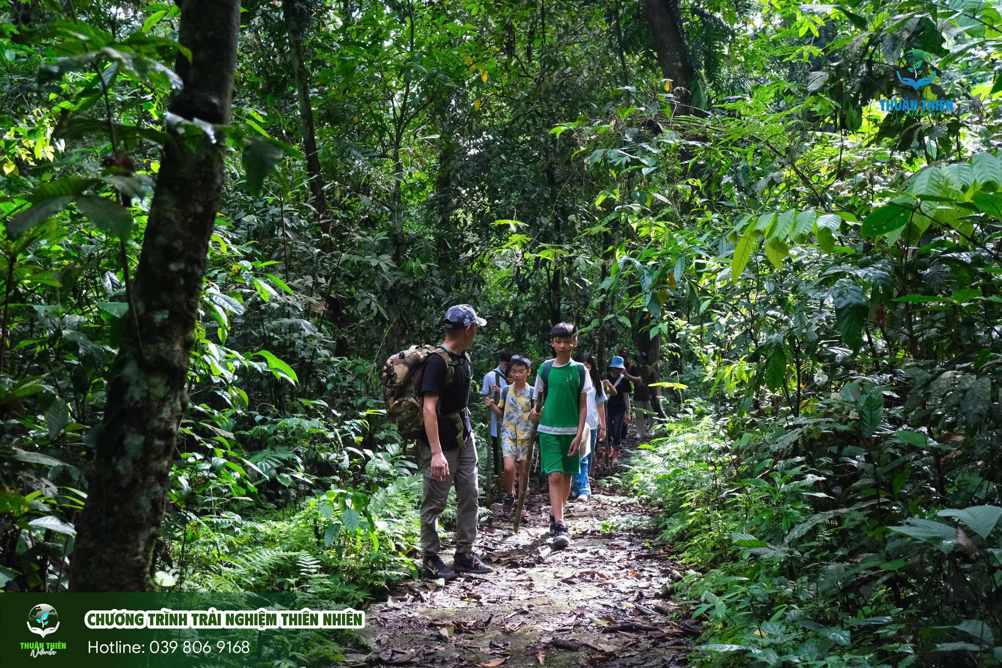 Các bạn nhỏ trekking khám phá rừng nguyên sinh Xuân Sơn