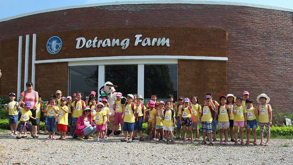 trẻ em trải nghiệm làm nông dân tại Detrang Farm