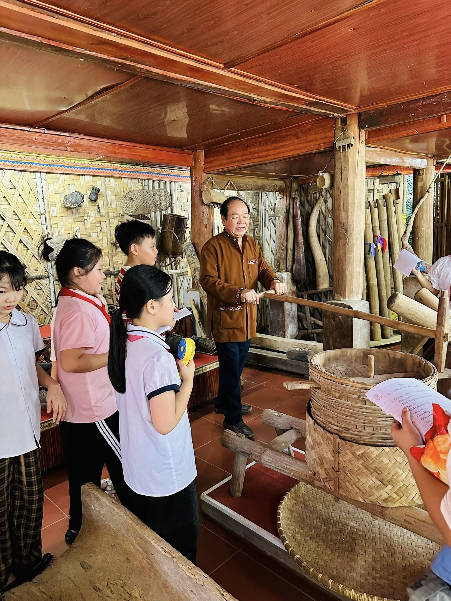 Các bạn nhỏ đến thăm bảo tàng văn hóa người Mường 