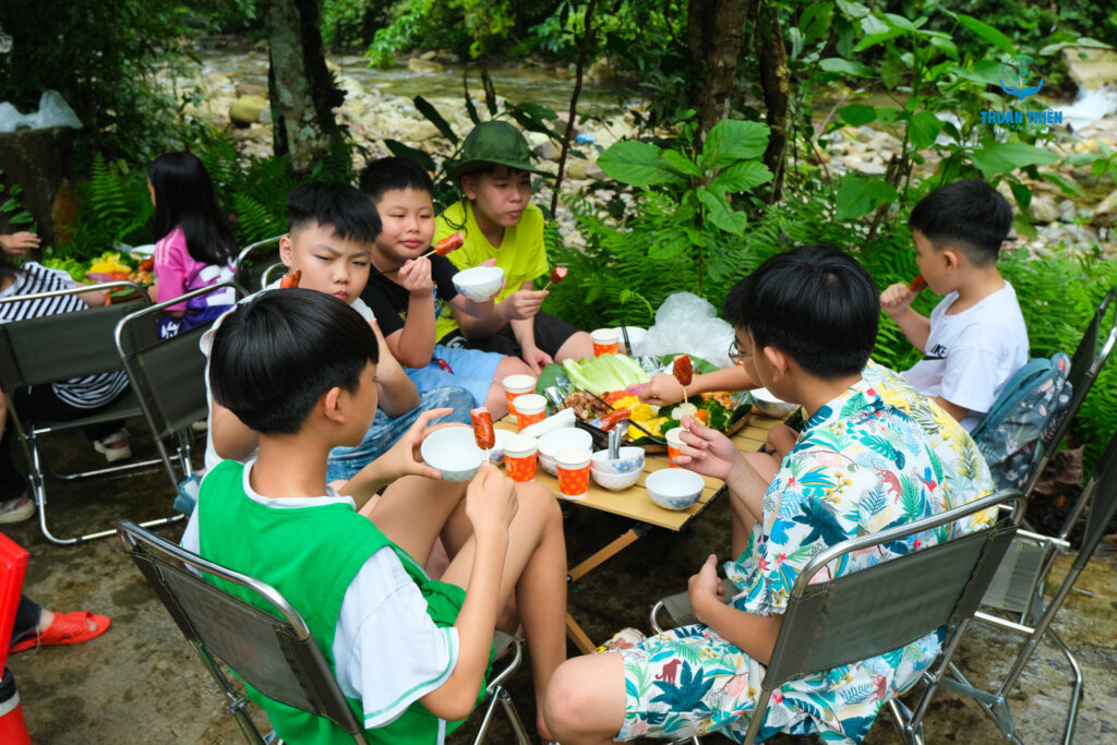 học sinh ăn uống đầy đủ dinh dưỡng tại trại hè thiên nhiên
