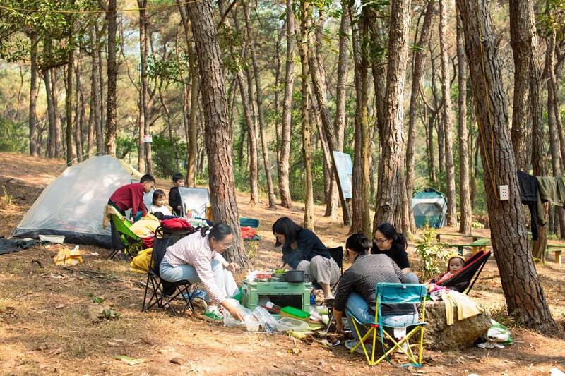 Gia đình nướng BBQ và dựng lều trại tại khu sinh thái Bản Rõm (Ảnh: Sưu tầm)