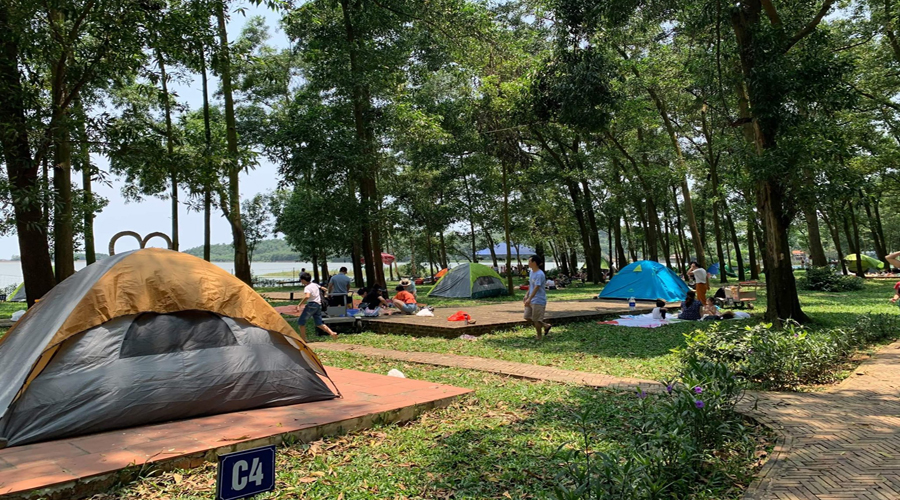 Trẻ em chơi ngoài trời quanh lều trại ven hồ Hàm Rồng Lakeside