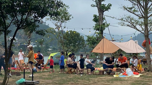 Hoạt động picnic và BBQ tại hồ Đồng Quan
