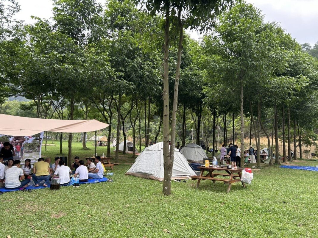 Khu camping hồ Chòm Núi rộng rãi, thoáng mát, có dịch vụ thuê bãi 