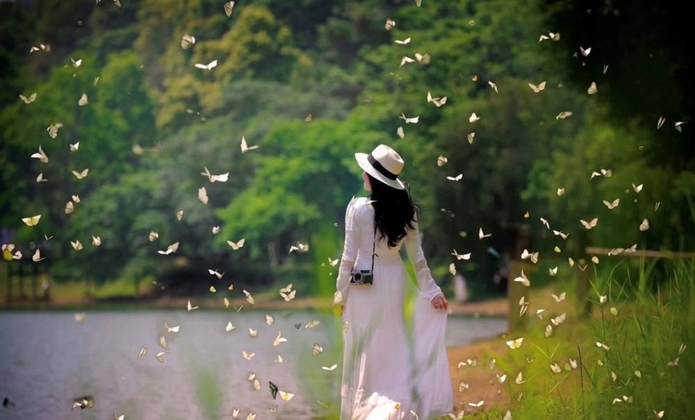 Du khách mặc váy trắng giúp nổi bật khi chụp ảnh